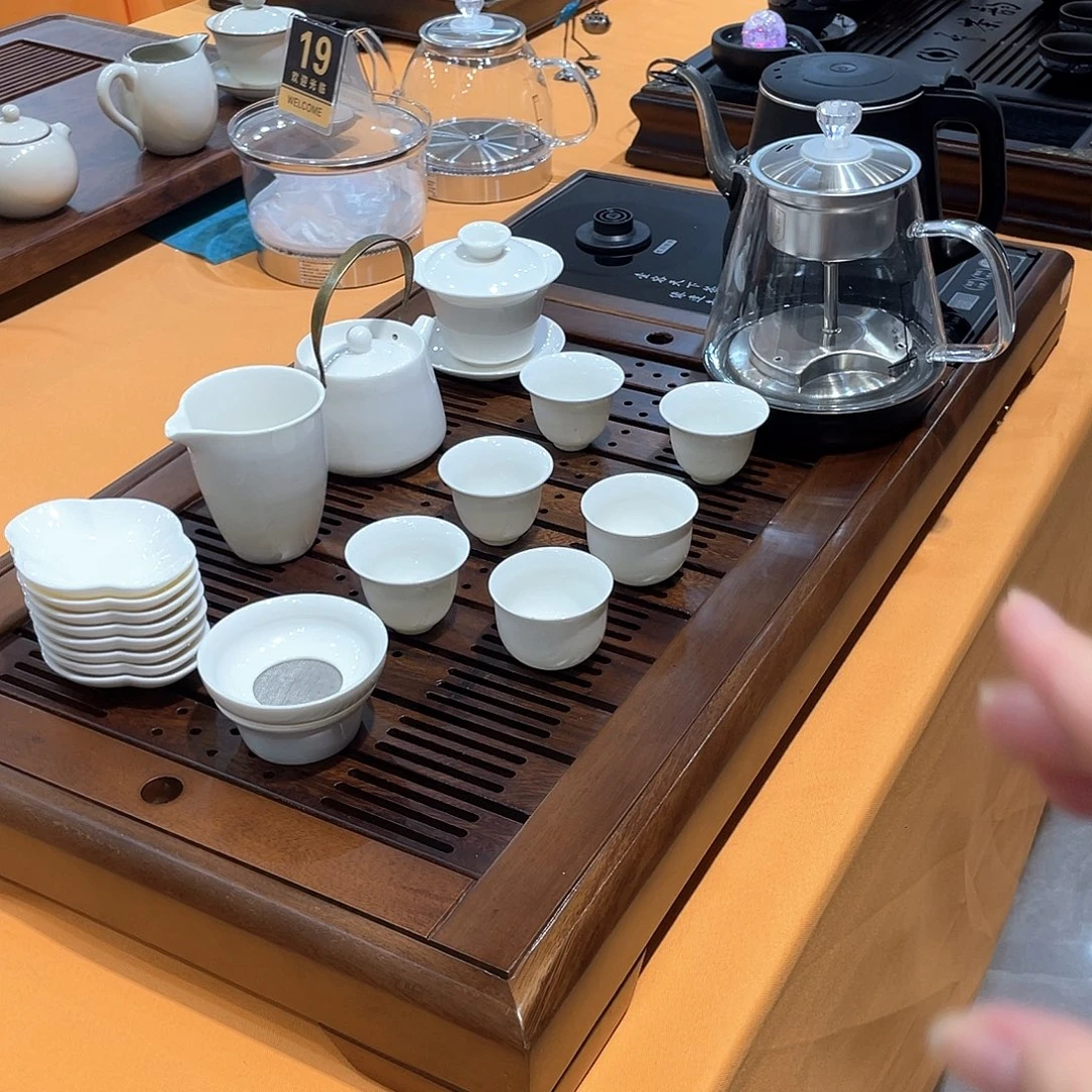 瓷片茶盘里还有个杯子的盖子我