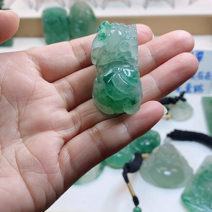 颈饰未镶嵌石英质玉睿**羅非洲翠