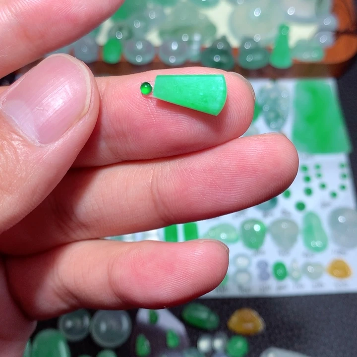 翡翠未镶嵌颈饰牌