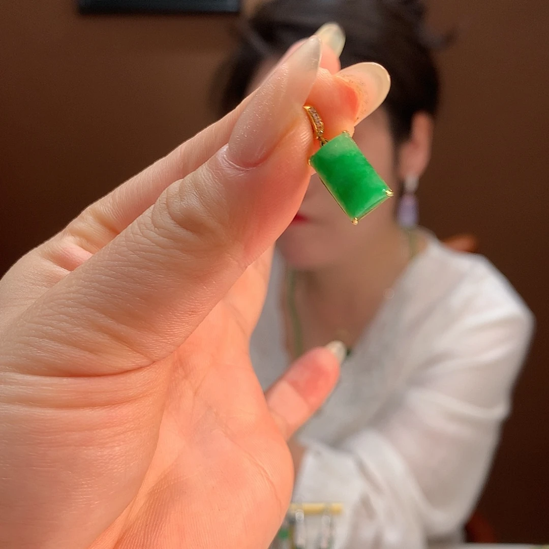 翡翠18K金镶嵌颈饰吊坠