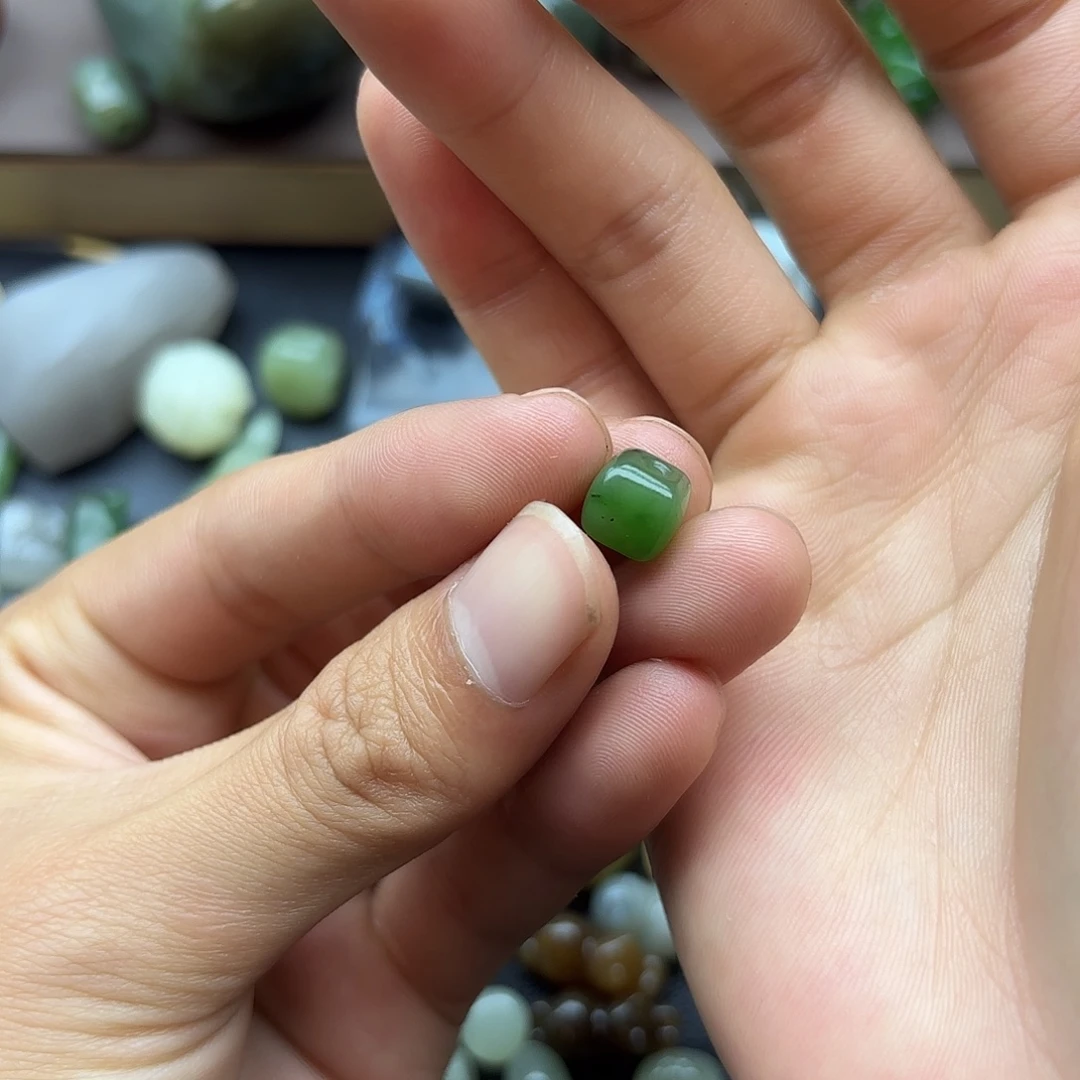 涂***峴和田玉未镶嵌颈饰