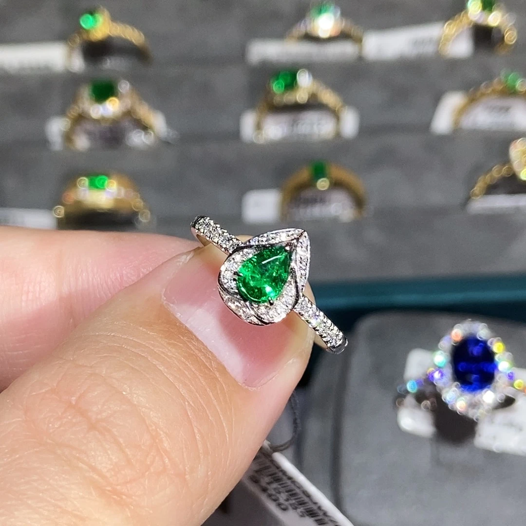 祖母绿18K金镶嵌戒指0.35克拉