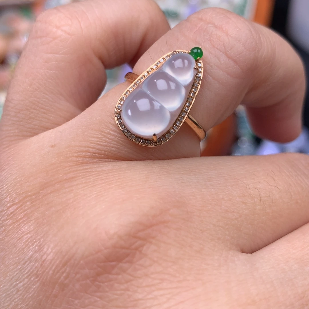 18K金镶嵌戒指翡翠福豆戒指