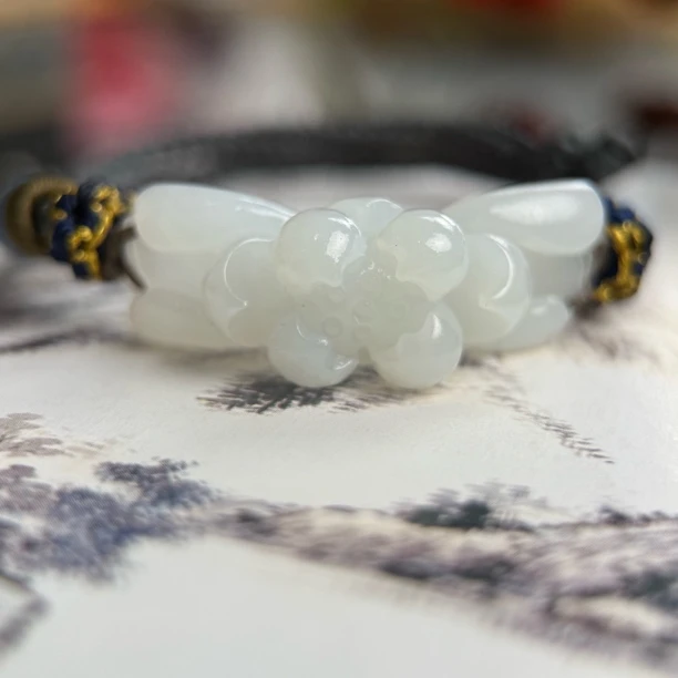 和田玉白玉莲花手牌