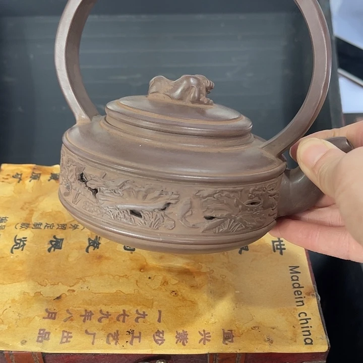 茶壶紫泥原矿泥料手工制作的一把紫砂壶。