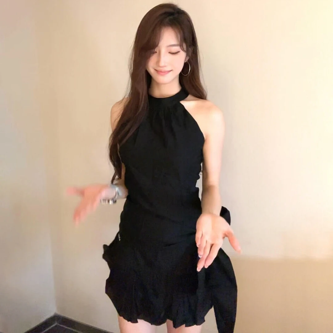 黑色挂脖无袖连衣裙女夏季2025新款法式赫本风收腰独特漂亮短裙子