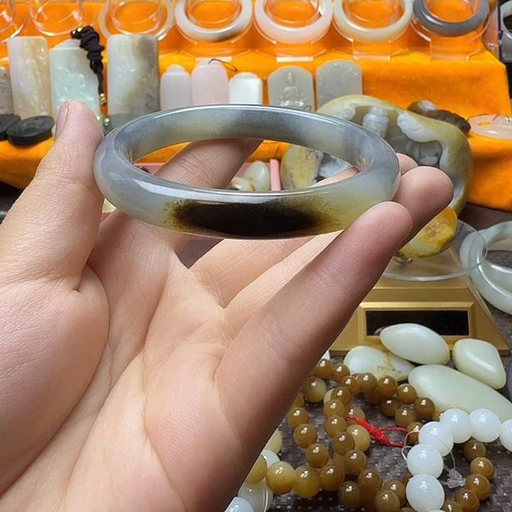 和田玉未镶嵌手镯