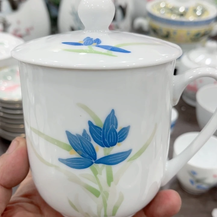 壶釉下五彩的瓷器和瓷器