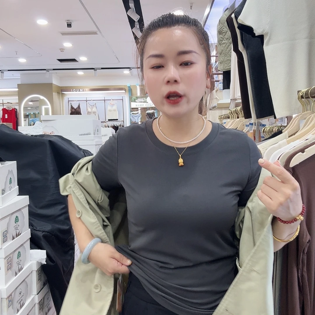 棉2643，深灰打底衣一件