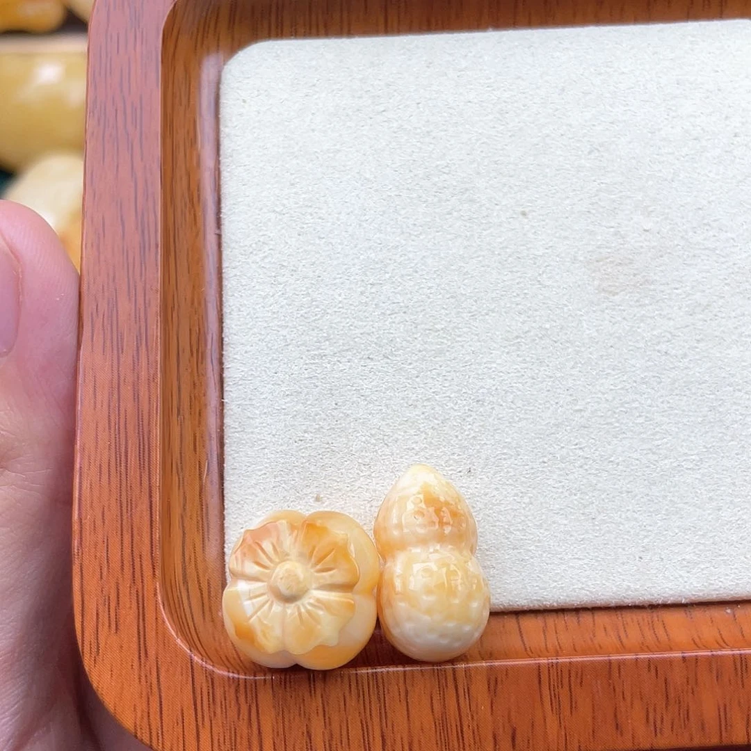 我***蕊未镶嵌琥珀裸石蜜蜡