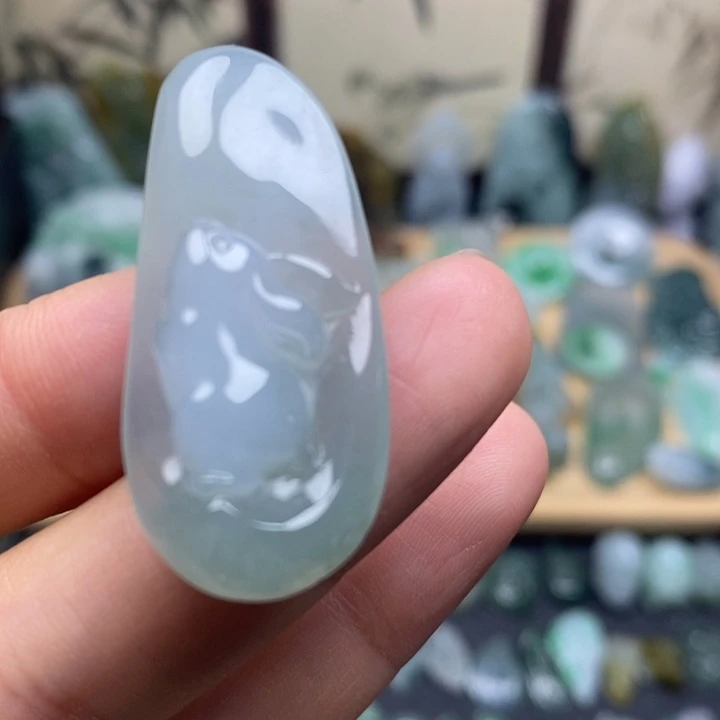 翡翠未镶嵌颈饰兔子