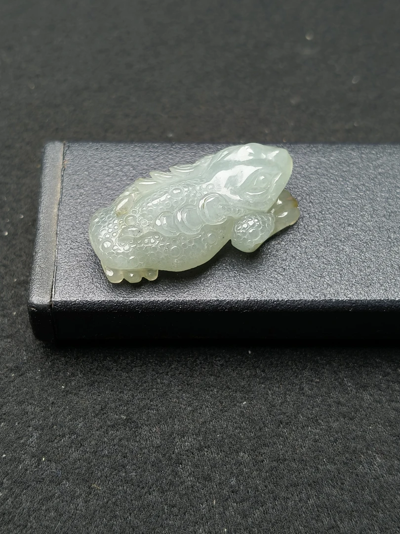 冰种翡翠三脚金蟾手工雕刻精美精雕精致