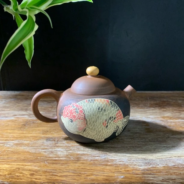 潘伟臣老师作品建水紫陶茶壶彩填狮王鱼泡茶壶碳化陶瓷壶手磨壶
