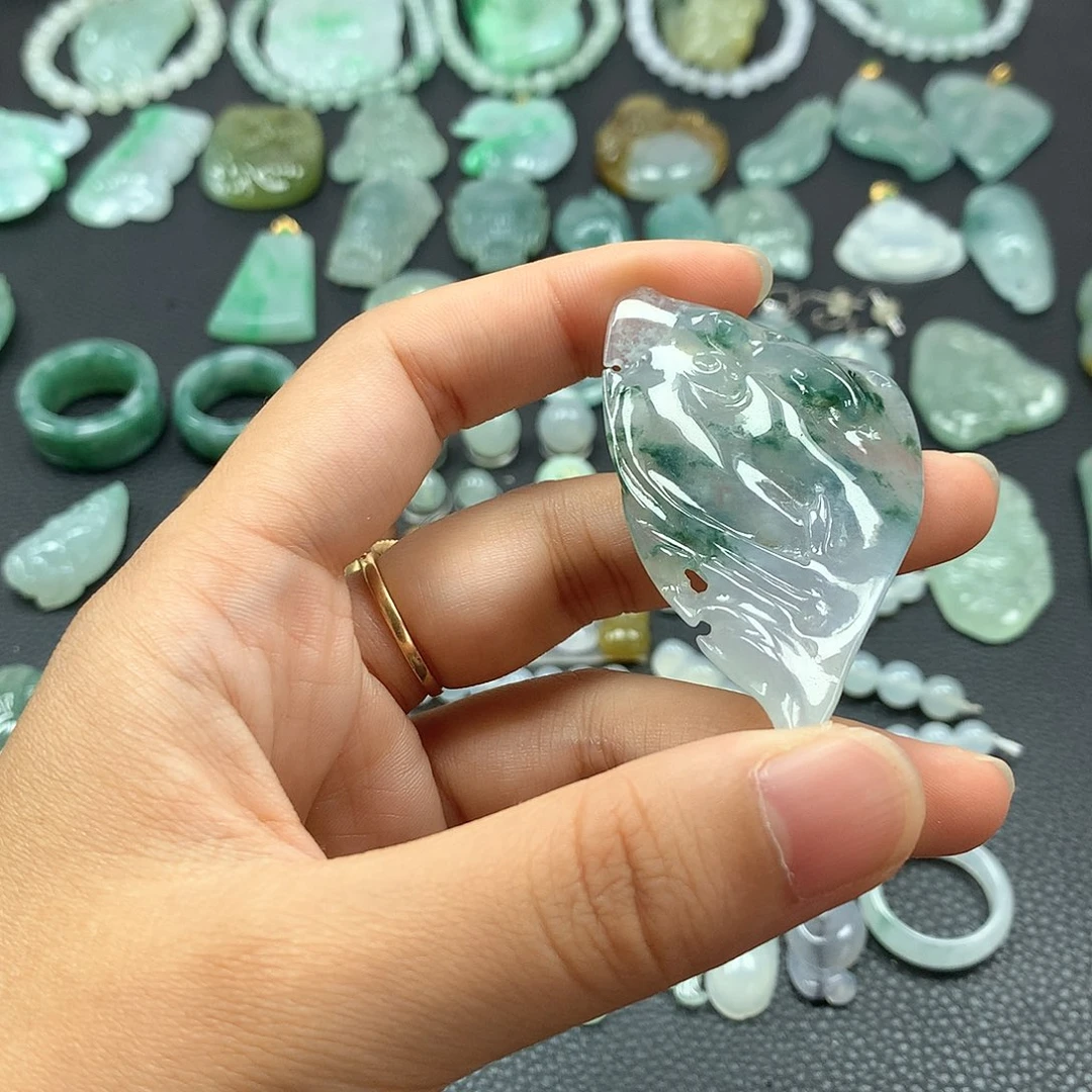 翡翠未镶嵌颈饰悟道