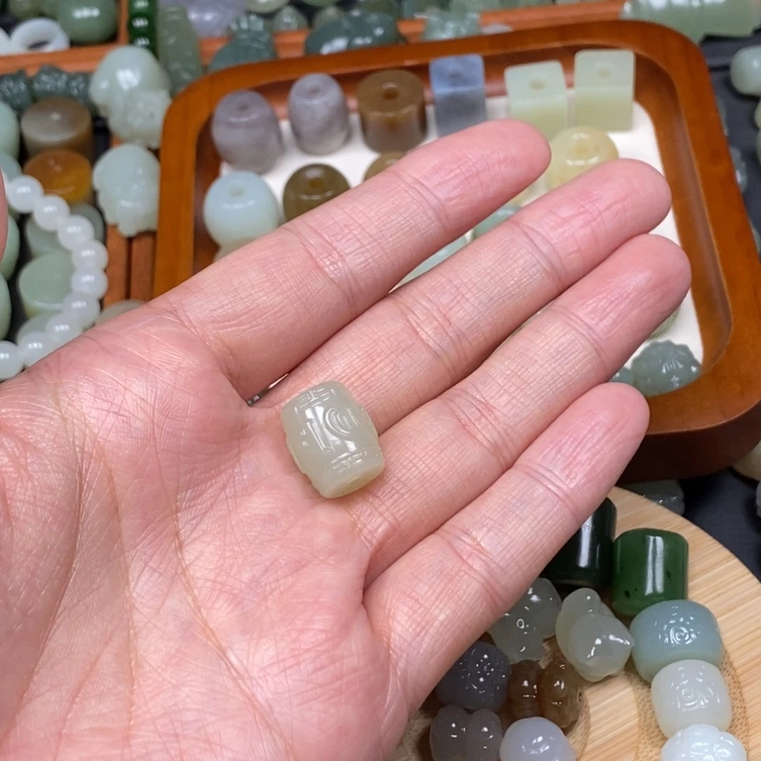 糖***。和田玉未镶嵌颈饰