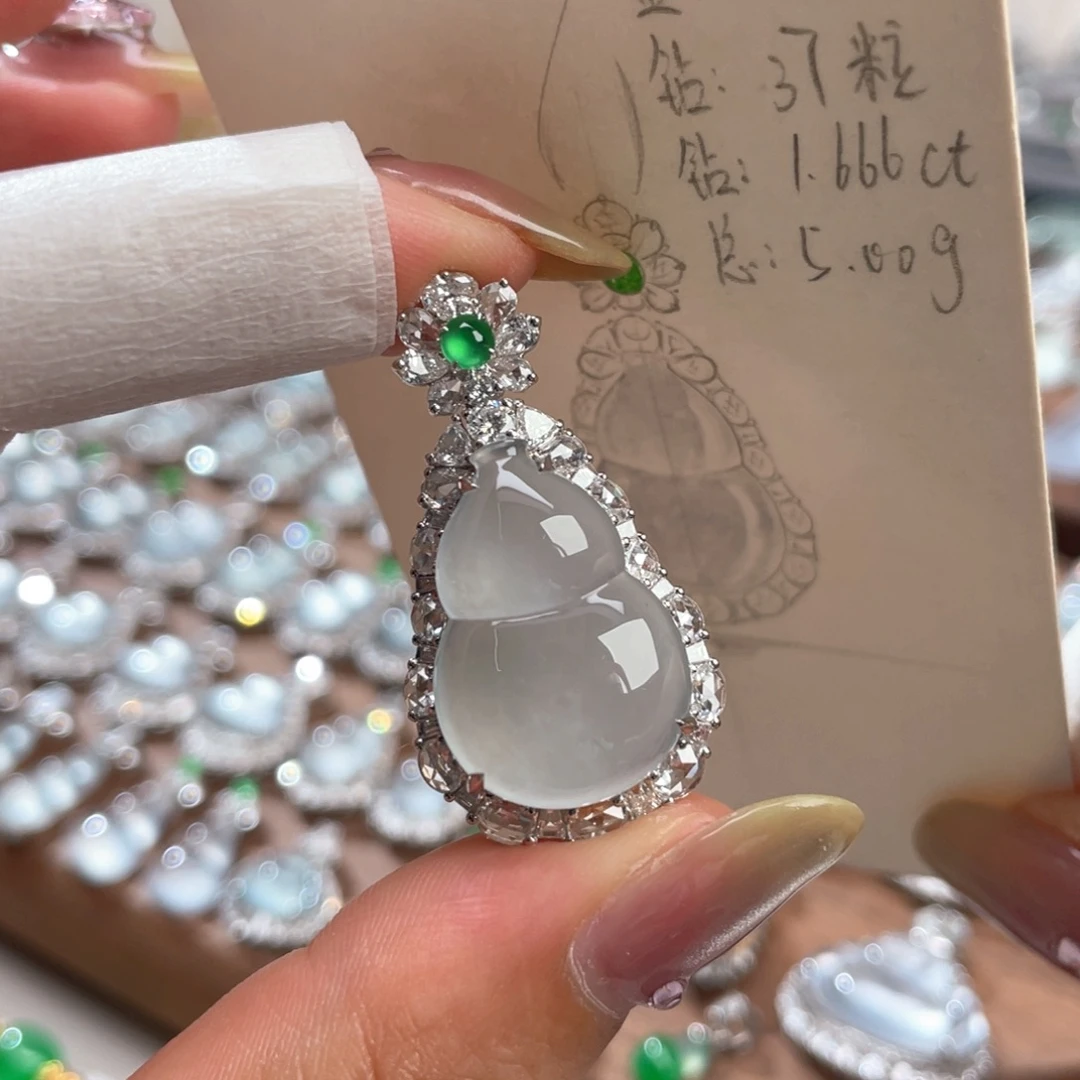 颈饰18K金镶嵌翡翠葫芦