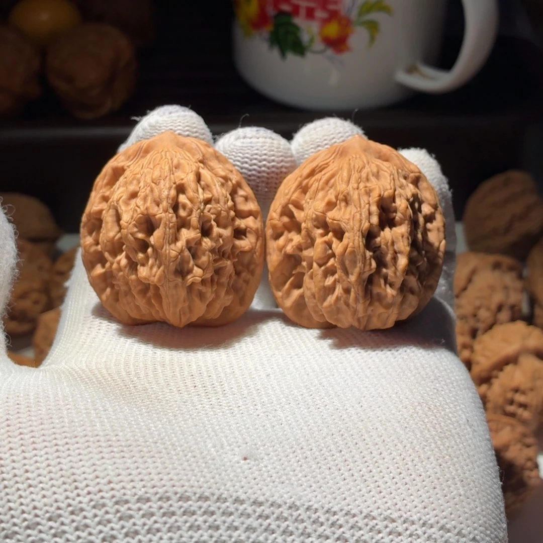 文玩核桃吊坠虎头