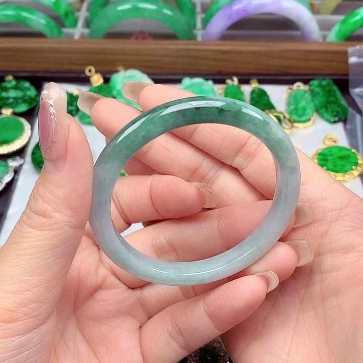翡翠手镯未镶嵌翡翠