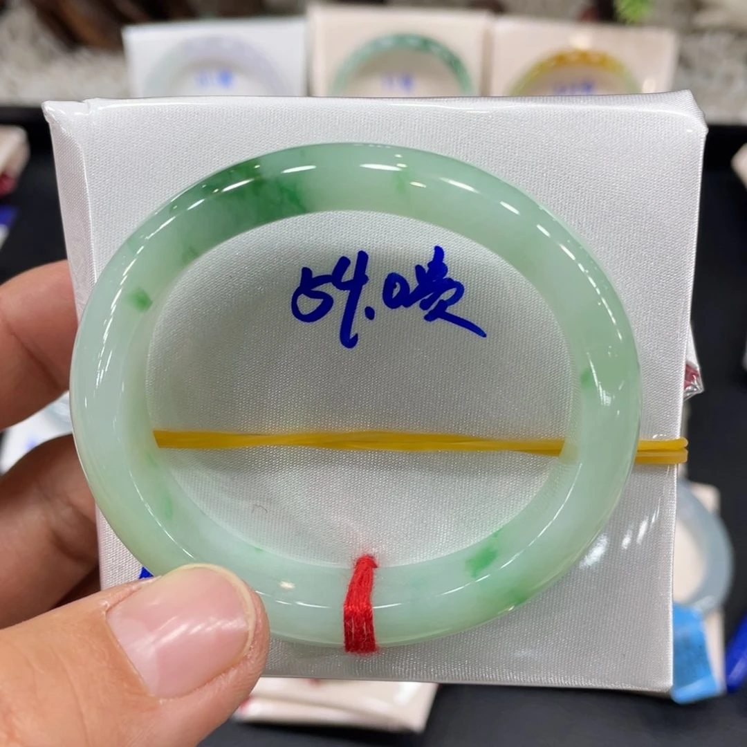 翡翠手镯未镶嵌翡翠