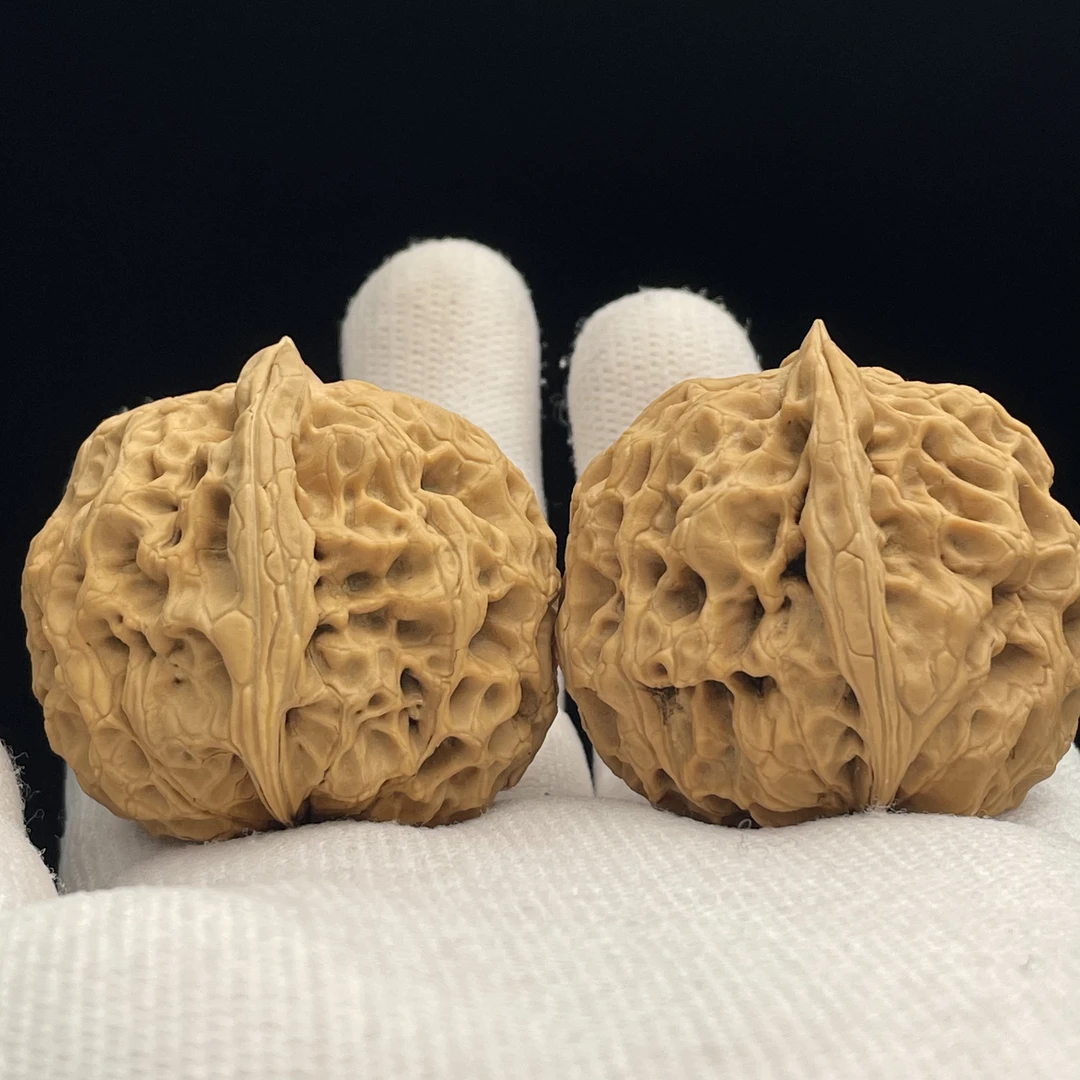 文玩核桃把件云南铁核桃狮虎兽盘玩手玩核桃