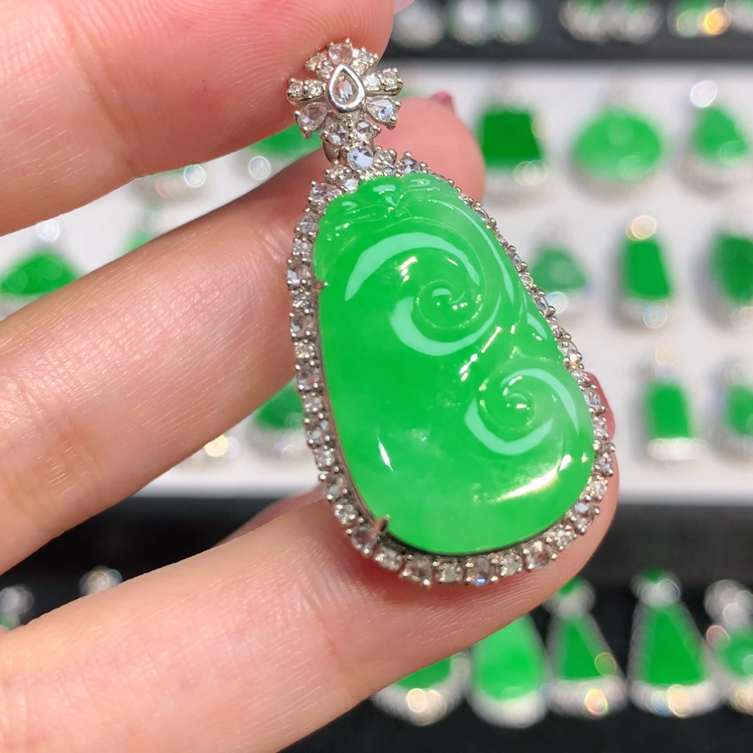 翡翠18K金镶嵌颈饰