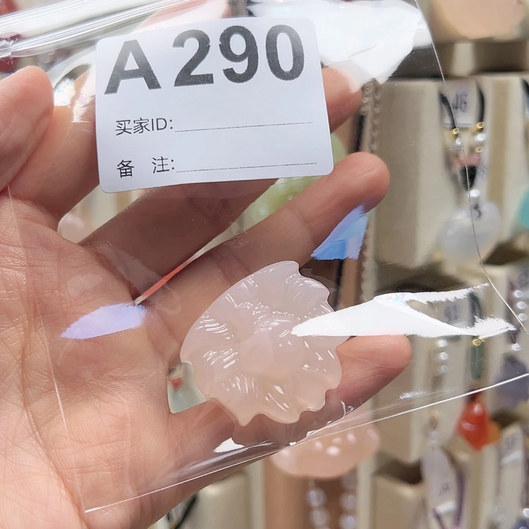 石英质玉颈饰合金哆***梦