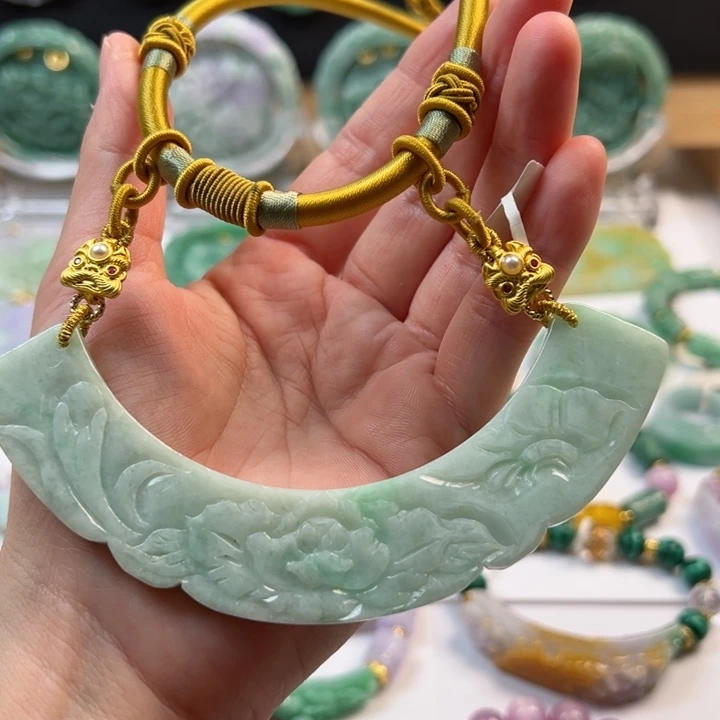 颈饰未镶嵌翡翠吊坠