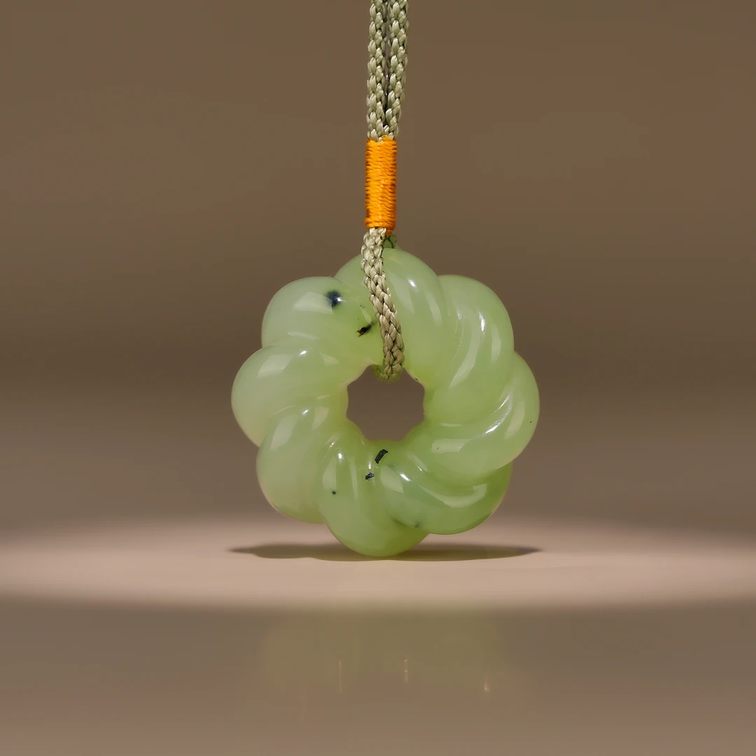 和田玉乌兰海苹果绿麻花平安扣吊坠 25*11mm± H111925