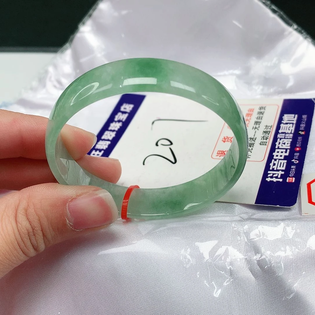 翡翠手镯未镶嵌翡翠