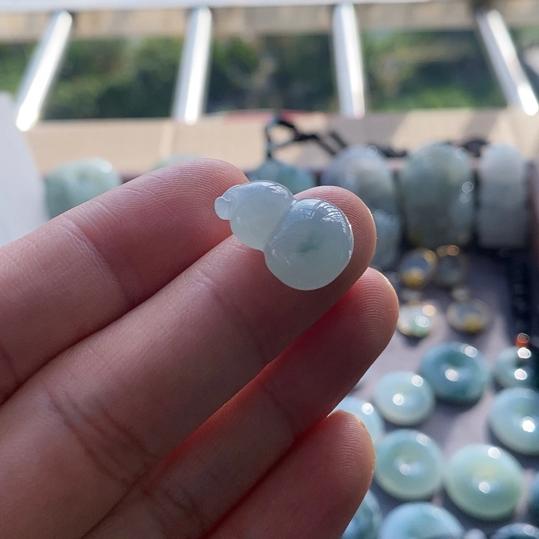 翡翠未镶嵌颈饰葫芦