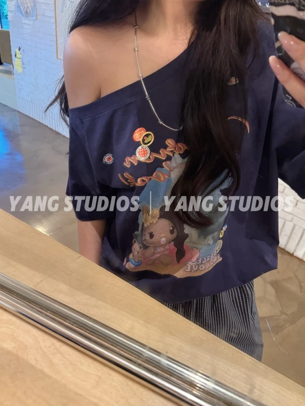 YANG/‘kt控’黑皮kt印花斜肩T恤 宽松版型