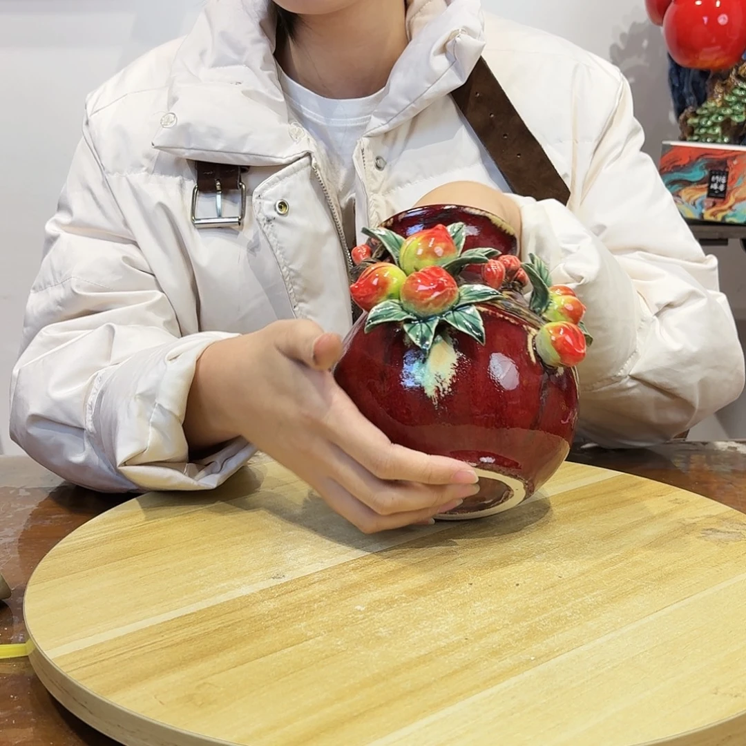 陶瓷红色寿桃花瓶