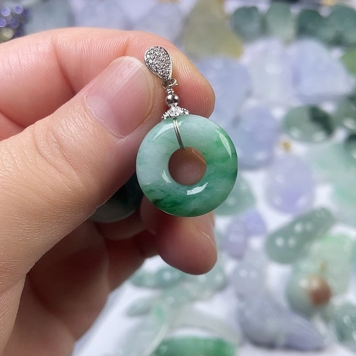 咖***啡翡翠未镶嵌颈饰甜甜圈