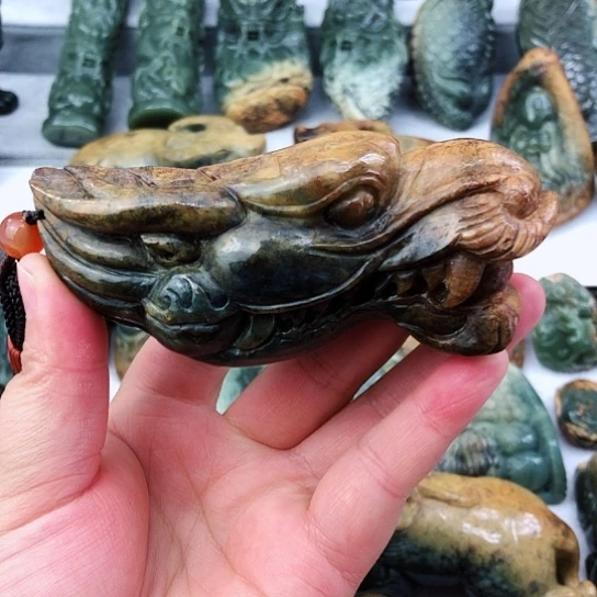 未镶嵌岫岩河磨玉（透闪石质玉）把件