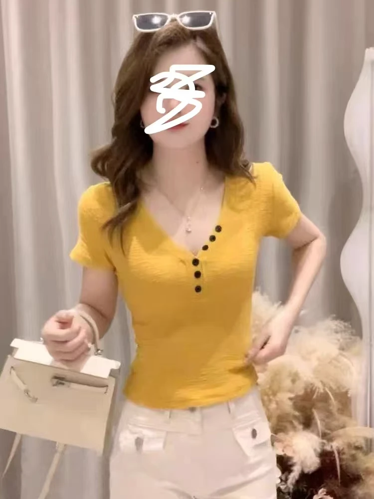 2025夏季高级感气质设计感V领纽扣正肩短袖T恤修身显瘦百搭简约款