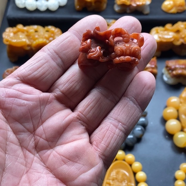 石英质玉（黄龙玉）未镶嵌颈饰