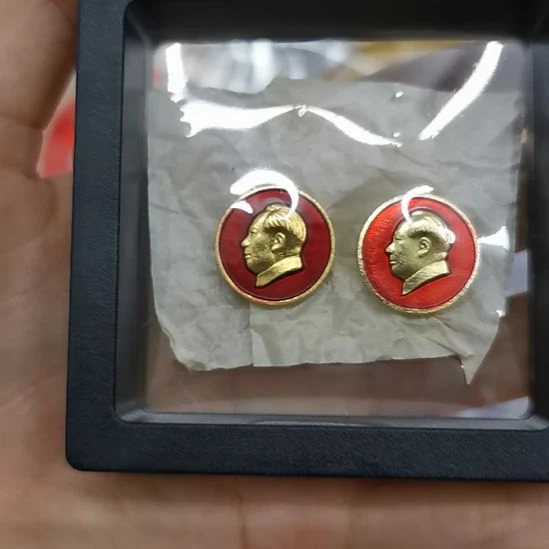 其他普通金属石*泰红色收藏纪念章2个