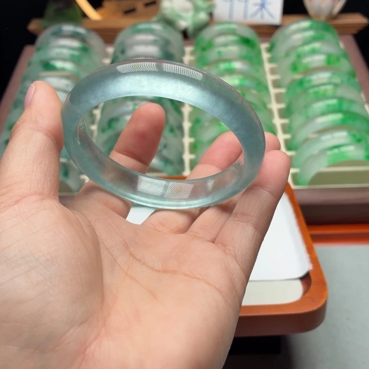 写***₀石英质玉未镶嵌手镯