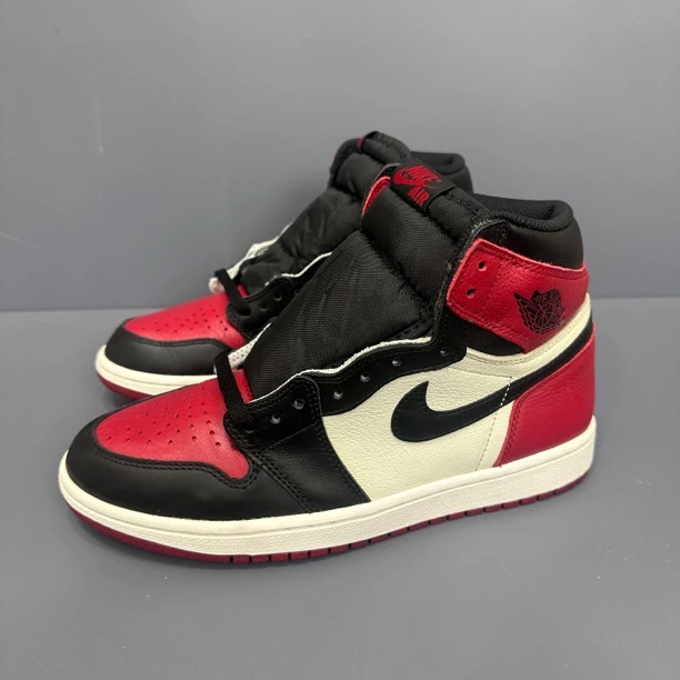 99新 NIKE/耐克 试穿一次 42码 aj1黑红脚趾 休闲鞋 原盒配件