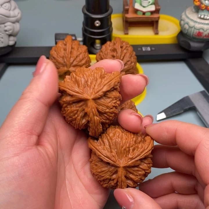 故***的文玩核桃吊坠45尺寸白狮子