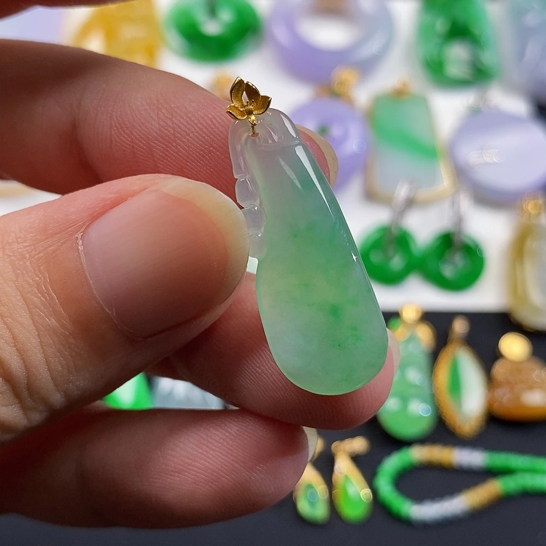 翡翠18K金镶嵌颈饰翡翠