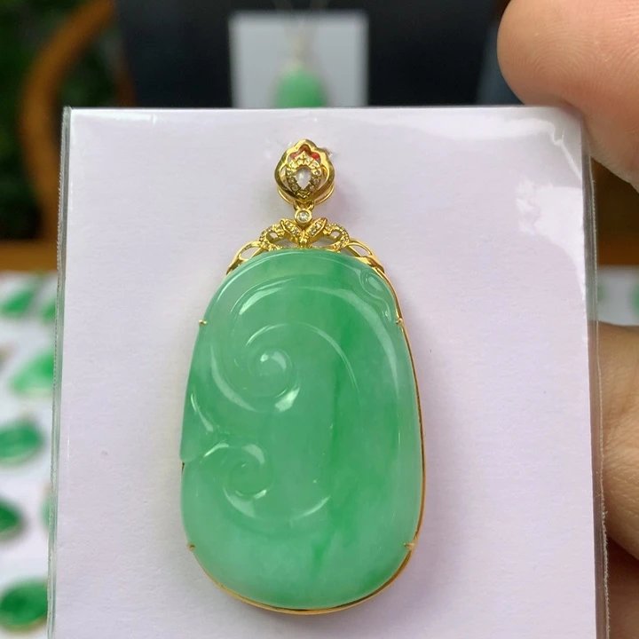 翡翠18K金镶嵌颈饰
