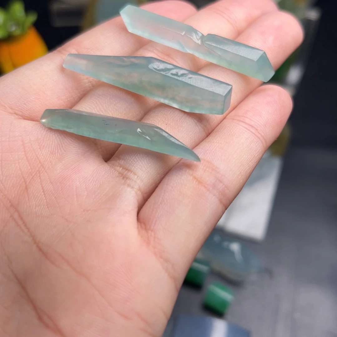 懒***王定制翡翠未镶嵌三件 高冰起光天空蓝随形件料子费