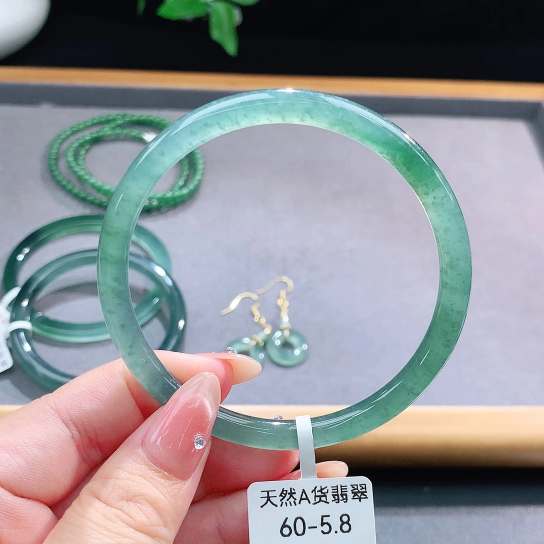 未镶嵌手镯（圆镯）翡翠