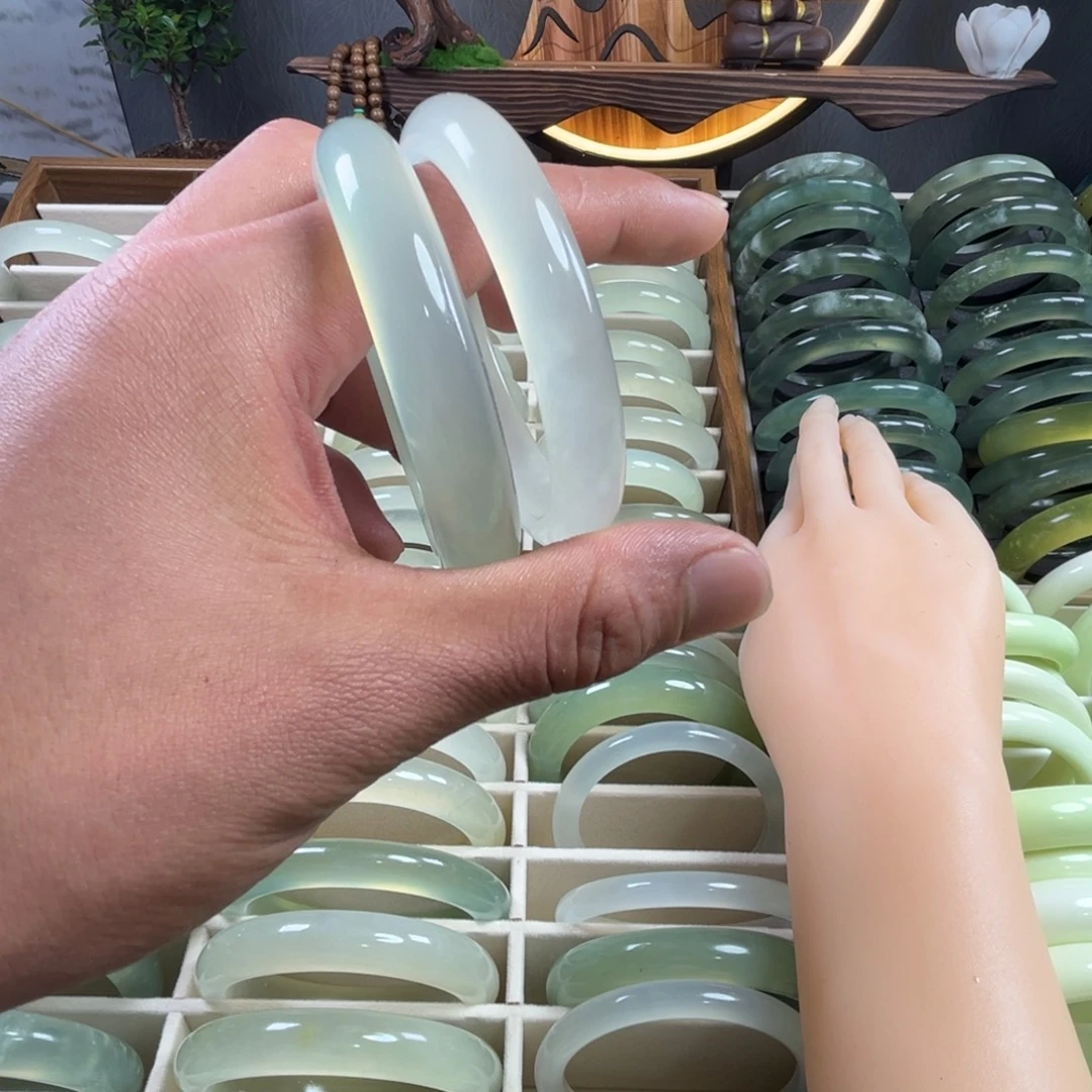 偶***薹岫玉未镶嵌手镯111111