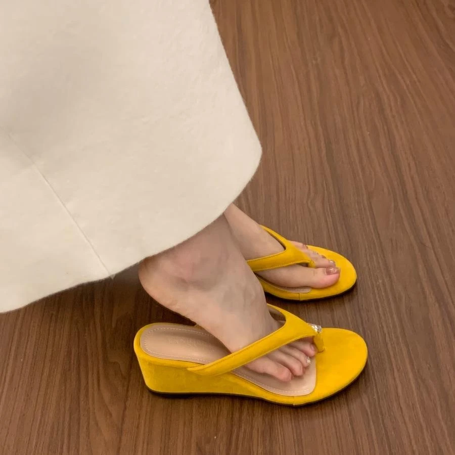 小个子坡跟夹趾人字拖鞋女夏季外穿增高显瘦黄色绝美沙滩凉拖鞋女