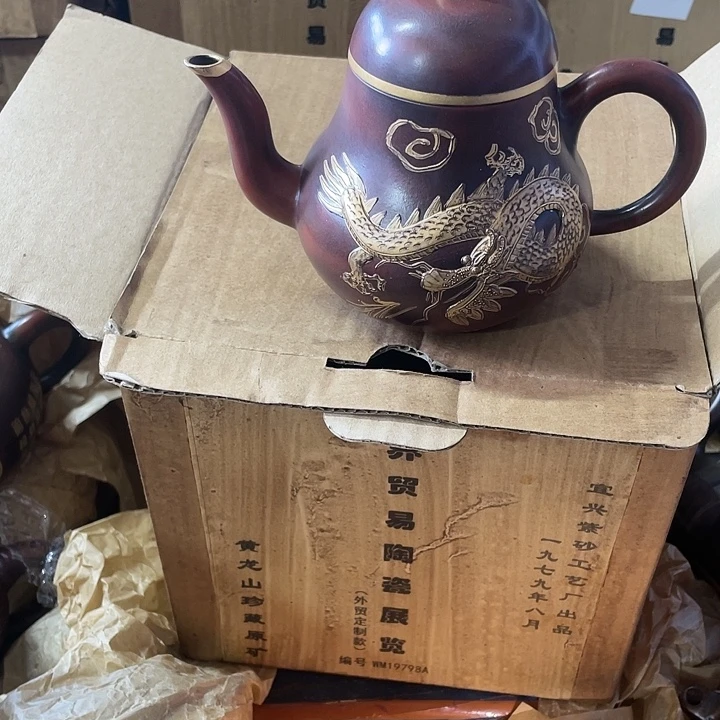 茶壶紫砂原矿泥料纯手工制作的一把紫砂壶。