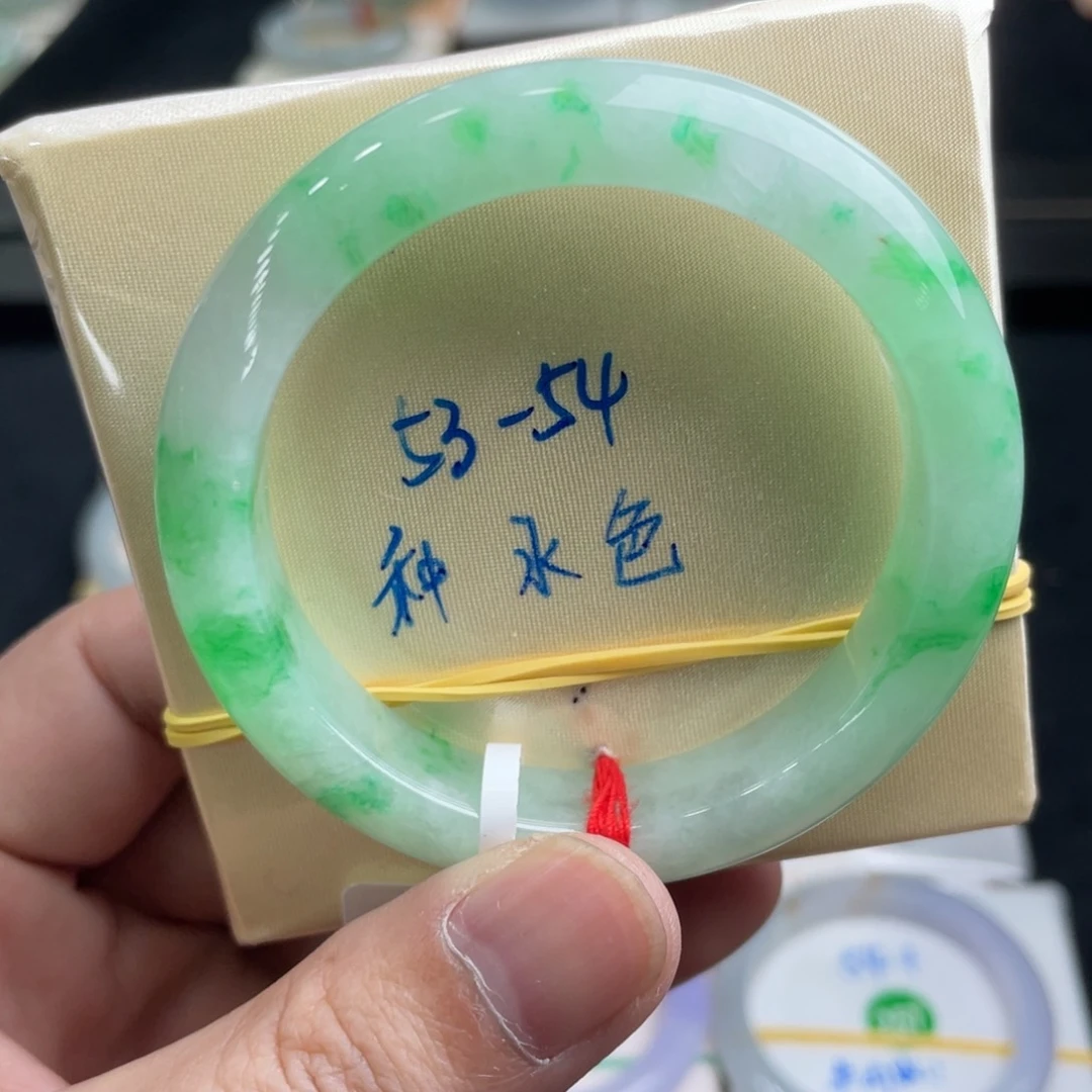 翡翠手镯未镶嵌翡翠手镯