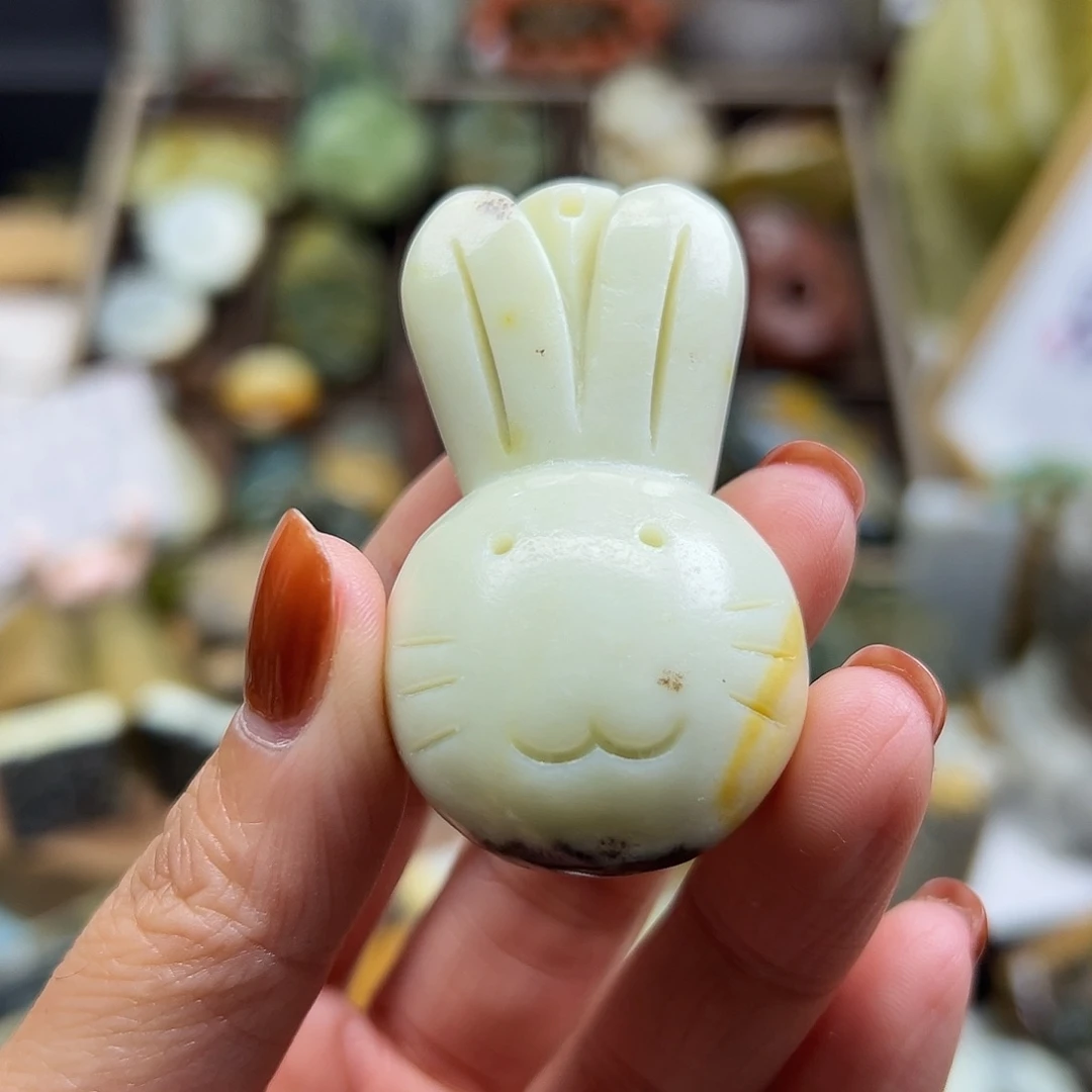 岫玉未镶嵌颈饰辽阳料水草兔兔