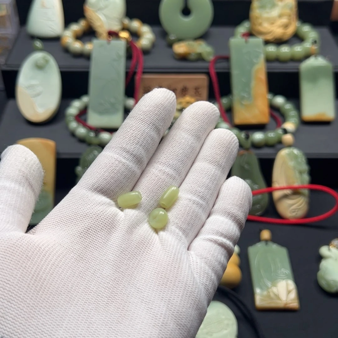 岫岩老玉（透闪石质玉）颈饰未镶嵌天***?